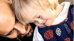 Povestea emoţionantă a unui bărbat gay care a adoptat o fetiţă cu sindromul Down pe care au refuzat-o 20 de familii. Ce spune despre provocările vieţii de părinte singur