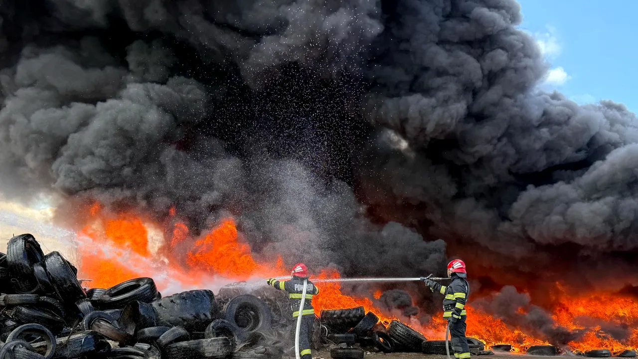 Incendiu cu degajări mari de fum la un depozit de anvelope din Tulcea. A fost emis mesaj Ro-Alert