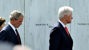 George W. Bush şi Bill Clinton aduc un omagiu 