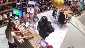 Scene şocante. Momentul în care o vânzătoare este împuşcată în faţă în timpul unui jaf. VIDEO