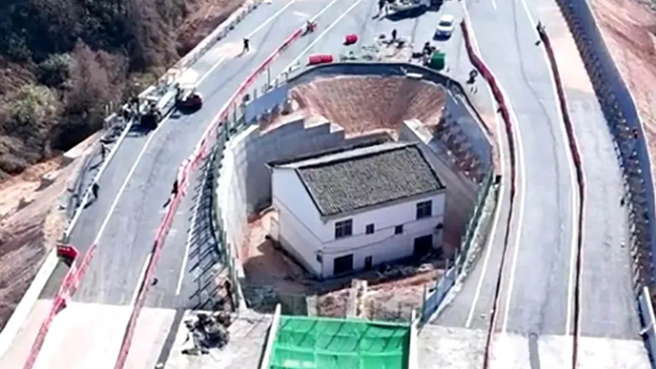 A refuzat banii de la guvern şi acum are casa în mijlocul autostrăzii. Povestea inedită a unui chinez încăpăţânat