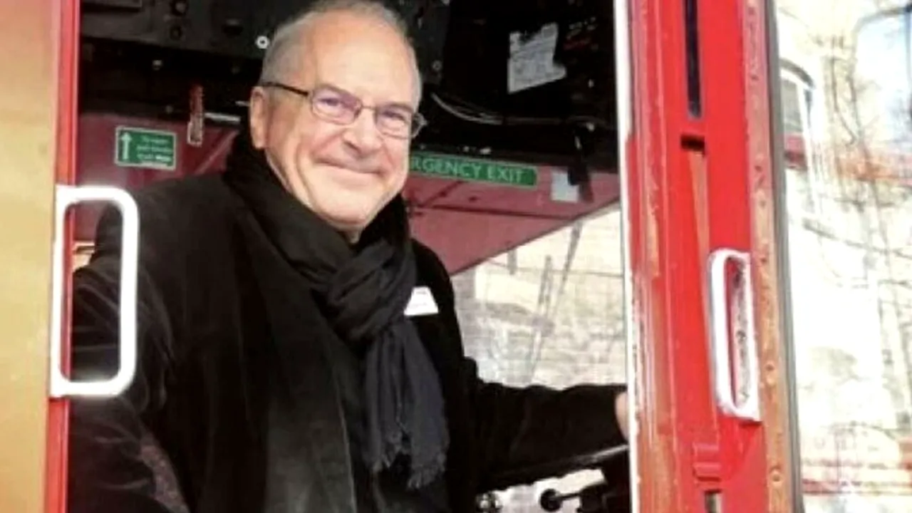 Un ministru britanic s-a predat poliției după ce a folosit telefonul în timp ce conducea un autobuz
