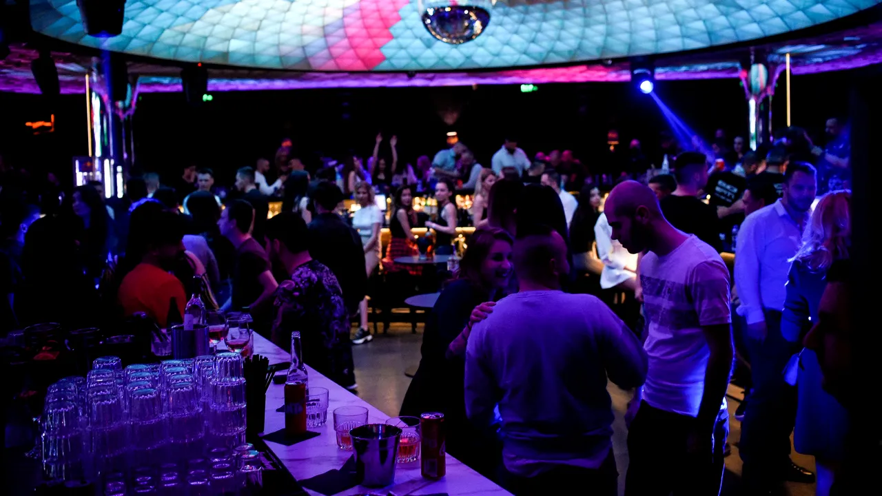 Experimente în două discoteci, pentru a vedea cum se pot redeschide cluburile în Italia. Intrarea, pe bază de Green pass