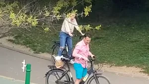 Robert Negoiţă şi iubita lui, amendaţi cu câte 10.000 de lei după plimbarea pe biciclete din IOR