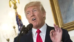 Donald Trump, la mitingul din Phoenix: Voi face orice pentru a construi zidul de la graniţa cu Mexicul / Kim Jong-Un a început să respecte SUA