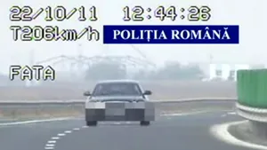 Şofer prins circulând cu 206 km/h. Câte permise de conducere au suspendat poliţiştii în week-end - VIDEO