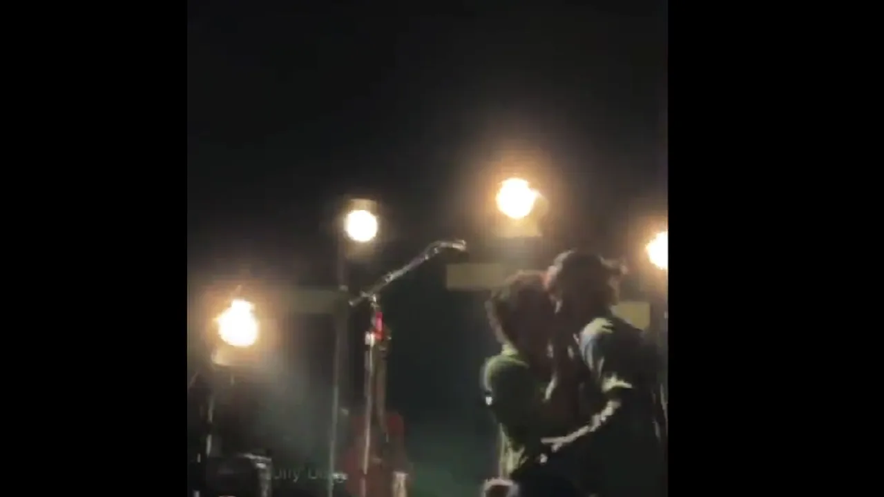 Un concert a fost întrerupt în Malaezia după ce solistul britanic Matty Healy a sărutat pe scenă un coleg de trupă / În ţara asiatică homosexualitatea este o infracţiune