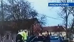 Şoferul care a vrut să fugă cu un poliţist pe capotă, cercetat în libertate