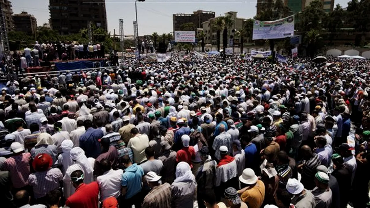 Islamişti egipteni au ieşit în stradă pentru a-l susţine pe Mohamed Morsi: 