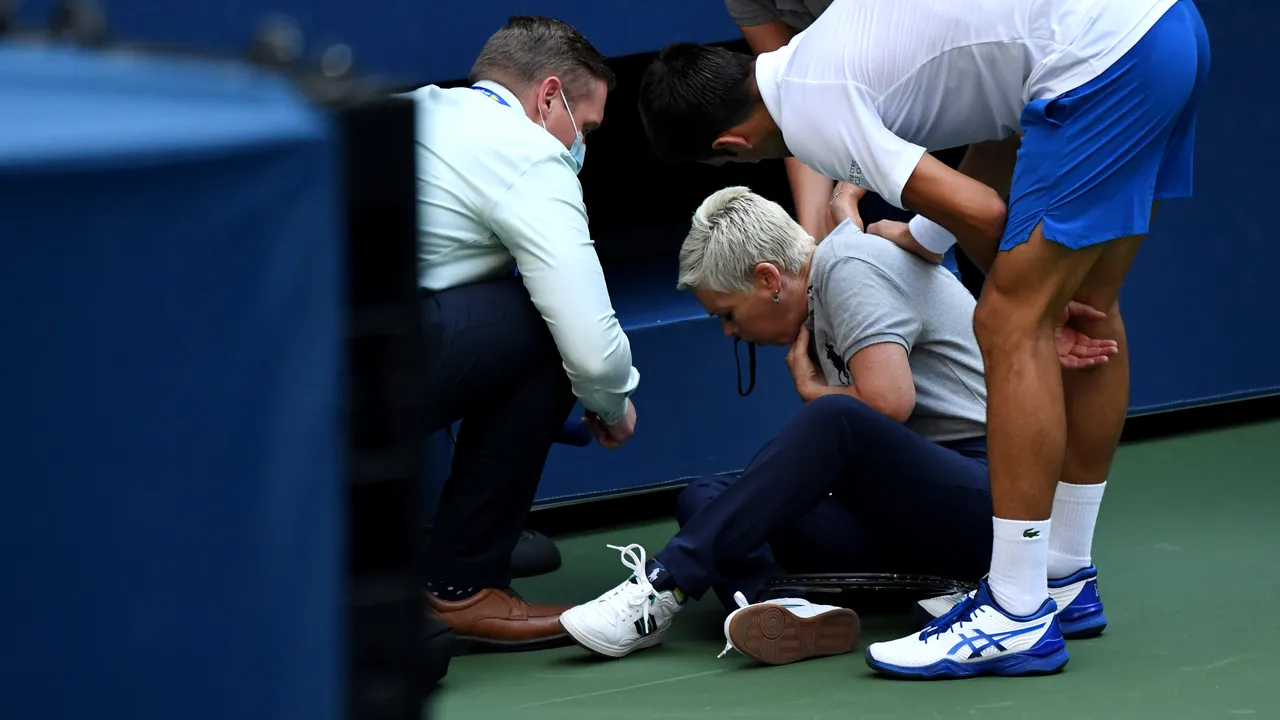 Djokovici, amendat şi depunctat pentru gestul său de la US Open. „A desconsiderat consecinţele unei loviri la întâmplare cu mingea”