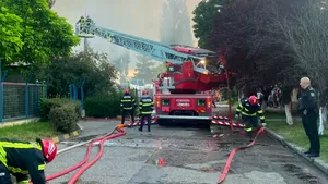 Hunedoara: Incendiu puternic la acoperișul unei hale