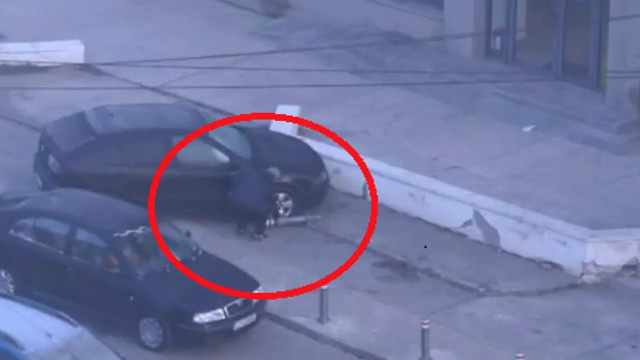 Planul ingenios a doi şoferi din Constanţa pentru a-şi parca maşinile într-o zonă aglomerată. Au fost filmaţi în acţiune. VIDEO