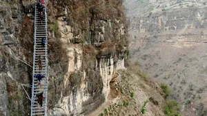 Drumul lung şi plin de pericole către casă. Locuitorii unui sat rupt de lume trăiesc la mii de trepte distanţă de civilizaţie. FOTO