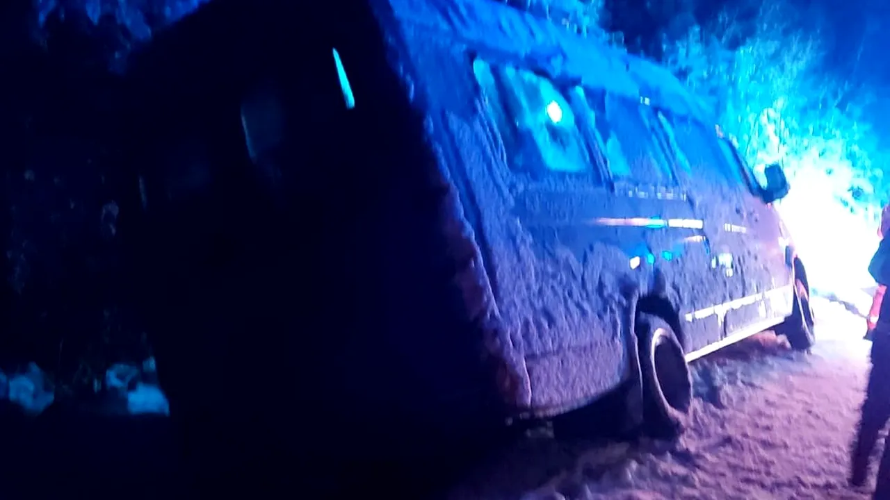 Incidente cauzate de ninsori pe şosele | Vrancea: Un microbuz cu 15 copii, implicat într-un accident pe DN 2D / Circulaţie îngreunată pe DN 12A, în judeţul Harghita
