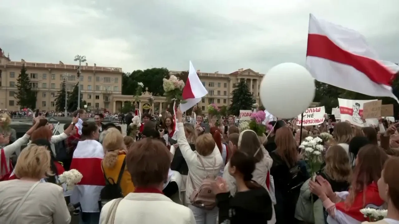 Marş al femeilor în capitala Belarusului pentru demisia lui Lukaşenko
