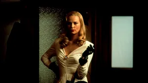 Charlize Theron a vorbit despre momentul în care mama sa i-a ucis tatăl, pentru a-şi salva propria viaţă