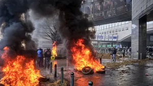 Fermierii protestatari au provocat mai multe incendii în faţa Parlamentului European de la Bruxelles