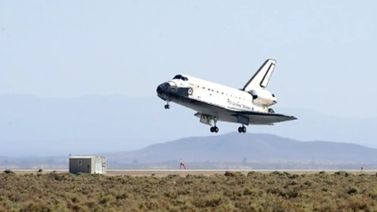 Naveta spaţială Atlantis a aterizat la baza aeriană Edwards din California