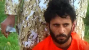 Militanţi SI asistaţi de minori în timp ce decapitează bărbaţi şiiţi, într-o nouă înregistrare video - FOTO