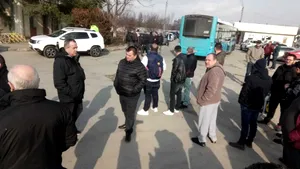 Protest al angajaţilor STB, nemulţumiţi că vor fi relocaţi pentru construcţia Spitalului Metropolitan. Reacţia Gabrielei Firea: 10-15 angajaţi stimulaţi politic au creat un pic de atmosferă | VIDEO