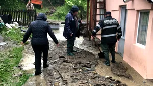 Fenomene meteo periculoase. Inundaţii în trei judeţe din ţară. COD GALBEN în vigoare astăzi 