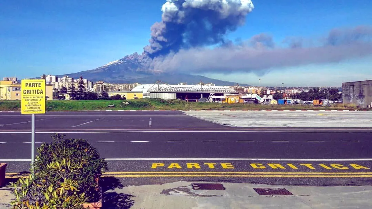 Imagini VIDEO -  A erupt vulcanul Etna, după o serie de seisme. Traficul aerian perturbat