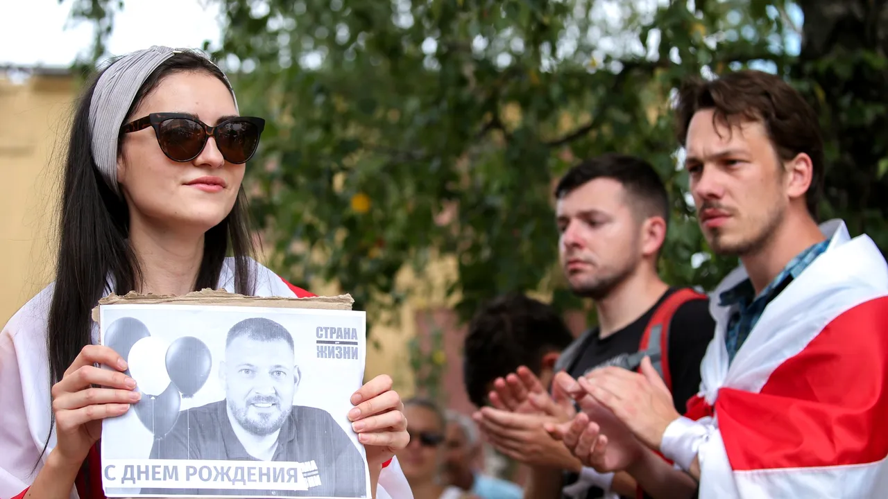 Proteste în Belarus. Sute de oameni au cerut eliberarea lui Serghei Tihanovski, soţul Svetlanei Tihanovskaia, chiar de ziua lui