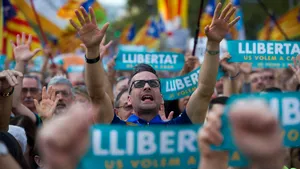 Puigdemont: Catalonia NU va accepta planul Spaniei / Premierul Rajoy a anunţat SUSPENDAREA guvernului catalan şi alegeri noi în regiune/ Proteste de amploare la Barcelona | FOTO, VIDEO