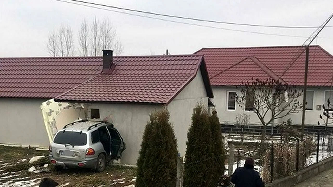 O şoferiţă de 18 ani din Bistriţa-Năsăud a ajuns cu maşina în zidul unei case 