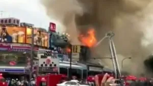 Incendiu puternic la cea mai mare piaţă de peşte din lume, în Tokyo. Flăcările, în zona de restaurante, frecventată de turişti | VIDEO