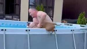 Căldură mare. Un câine nu se lasă scos din piscină VIDEO