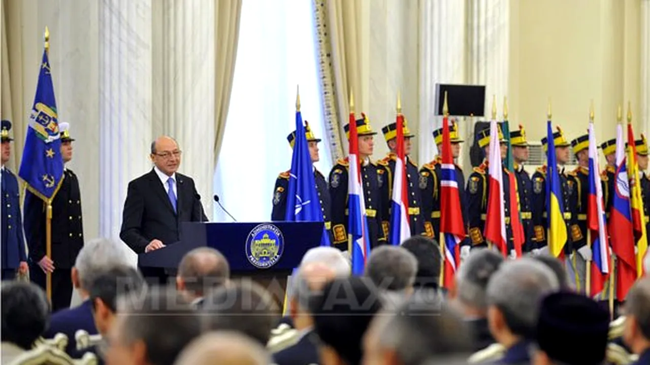 Traian Băsescu a decorat opt ofiţeri superiori care au 
