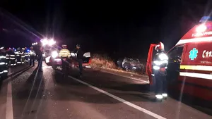 ACCIDENT GRAV în judeţul Timiş: Un copil a murit, iar trei adulţi au rămas încarceraţi după ce două maşini s-au lovit frontal | foto