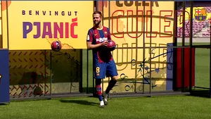 Barcelona şi-a prezentat oficial cel mai scump transfer al verii. Miralem Pjanic a ajuns pe Camp Nou