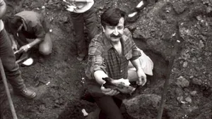 ISTORIA FĂRĂ PERDEA / Cîţiva romi care au furat patru saci cu documente dintr-un camion la Berevoieşti, confundîndu-le cu ”ajutoarele”, au provocat acum treizeci de ani o criză de securitate: dovada că SRI a tocat arhivele Securităţii 