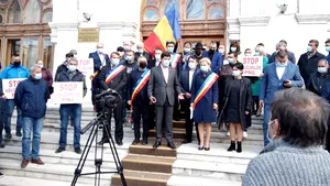 Protest al primarilor PSD din judeţul Galaţi. Aceştia se plâng că nu au primit niciun ban de la Guvern