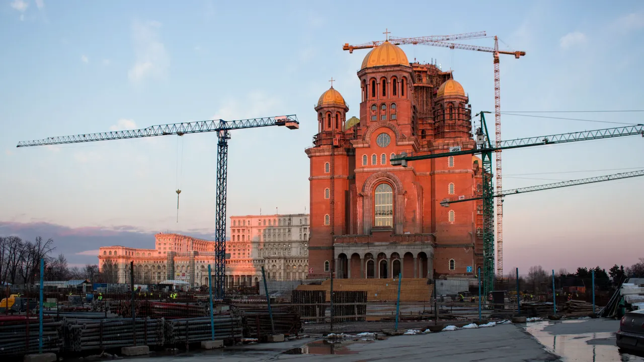 VIDEO | Lucrările la Catedrala Neamului nu se opresc nici în plină expansiune a infecţiilor cu COVID-19