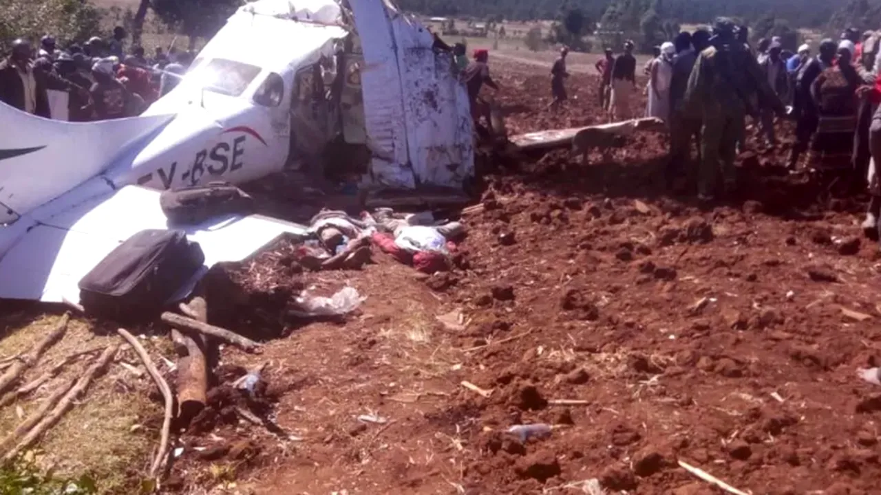 Avion de tip Cessna, prăbuşit în Kenya: Cel puţin cinci persoane au murit | VIDEO