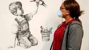 Tabloul lui Banksy, scos la licitaţie marţi, a fost vândut pentru o sumă-record. Lucrarea e inspirată din viaţa medicilor în pandemie