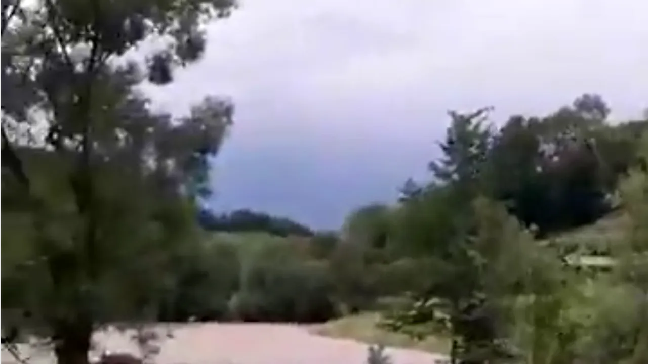 Cod PORTOCALIU de inundaţii pe râuri din 14 judeţe, până luni la ora 12.00