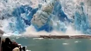 Imagini uimitoare: Un gheţar care s-a prăbuşit, la un pas de a distruge o barcă cu turişti - VIDEO