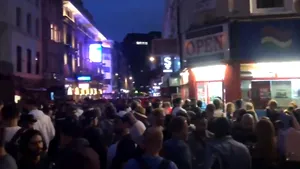 VIDEO Au dat START la sărbătoare după ridicarea restricţiilor. Barurile, arhipline în centrul oraşului de 9 milioane de locuitori