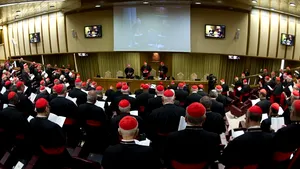 Cardinalii, îndemnaţi să fie uniţi şi să coopereze cu viitorul papă