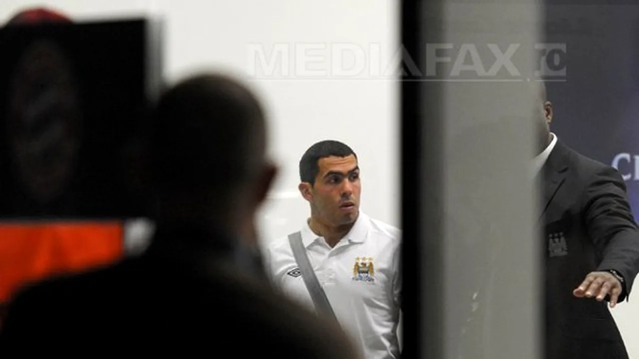 Carlos Tevez, escortat de poliţie la revenirea în Manchester