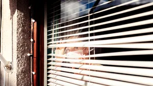 Exclusiv. „Nici Ceauşescu nu ne-a umilit aşa!” Drama unei asistente sociale, obligată de lege să se carantineze la locul de muncă: „Ne gândim să ne cumpărăm oliţă de noapte”