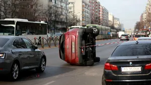 Accident grav lângă Spitalul Colentina. Șase mașini au fost implicate, una s-a răsturnat
