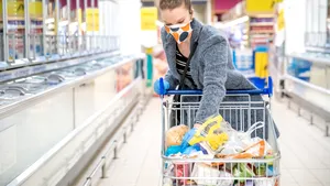 Mituri despre COVID-19 demolate de experţi: Cumpărăturile NU trebuie dezinfectate. Mănuşile sunt inutile. Pune produsele proaspete în apă rece!