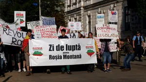 Proteste în ţară faţă de proiectul de la Roşia Montană. La Iaşi manifestanţii au blocat traficul rutier în zona Copou, apoi au mers în centrul oraşului şi au blocat circulaţia tramvaielor - FOTO