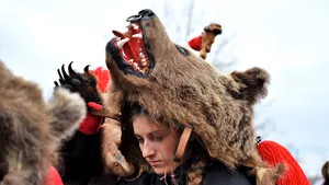 „Dansul urşilor din Comăneşti”, jucat pentru prima dată la Iaşi: Mii de oameni au asistat la spectacolul unic. VIDEO