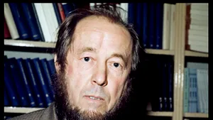 Băsescu l-a decorat (post-mortem) pe Alexandr Soljeniţîn